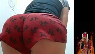 Hot milf flashes pussy and ass in fitting room 😍