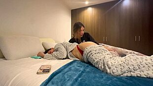 la empleada de mi esposo me toca en el baño y en la noche me pega su culo de lesbiana rica cuando mi marido no esta 😏