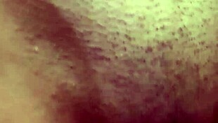 Peguei ela no banho e devorei aquela buceta molhada.