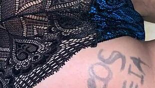 Me intenta meter el dedo en el culito apretado, fingering tight teen ass.