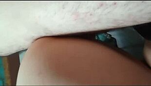 Madura recibe esperma en sus nalgas