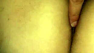 Me intenta meter el dedo en el culito apretado, fingering tight teen ass.