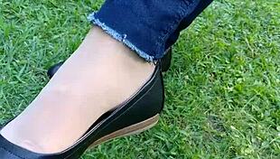 Check out this shoeplay with tan nylons and flats dipping.