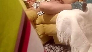 me encontre a la conejita de pascua masturbandose y me la folle