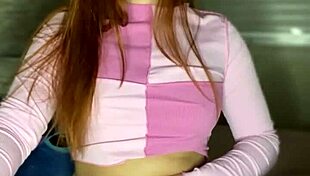 ruiva sentando no pau preto