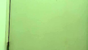 Peguei ela no banho e devorei aquela buceta molhada.