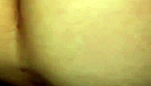 Me intenta meter el dedo en el culito apretado, fingering tight teen ass.