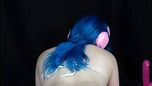 Lizzie Buns performs a twerking routine on a large dildo.