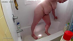 Her piss flows before cum blasts her face