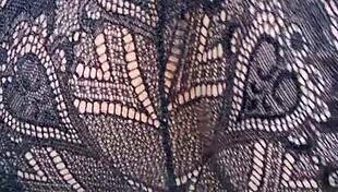 Me intenta meter el dedo en el culito apretado, fingering tight teen ass.