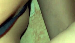 Me intenta meter el dedo en el culito apretado, fingering tight teen ass.