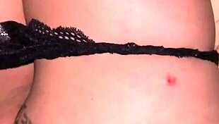 Me intenta meter el dedo en el culito apretado, fingering tight teen ass.