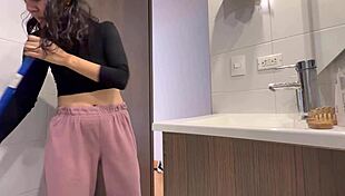 la empleada de mi esposo me toca en el baño y en la noche me pega su culo de lesbiana rica cuando mi marido no esta 😏