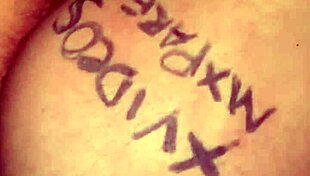 Me intenta meter el dedo en el culito apretado, fingering tight teen ass.