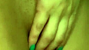 Peguei ela no banho e devorei aquela buceta molhada.