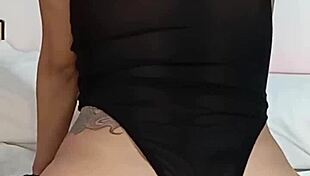 Big ass Colombian masturbates and shakes for you