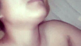 me encontre a la conejita de pascua masturbandose y me la folle