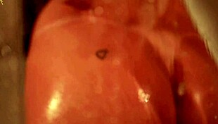 tomando aquele banho gostoso e provocando o fotografo