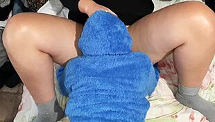 my girlfriend licks my wet pussy hotly, making me orgasm wildly