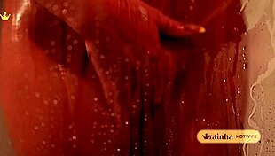 tomando aquele banho gostoso e provocando o fotografo