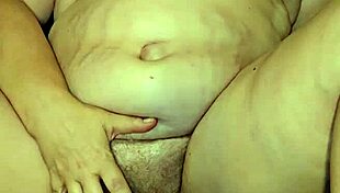 hot thick milf intriguingly displays her feet for all to see