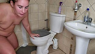 बीबीडब्ल्यू तुम्हें सार्वजनिक शौचालय में चाटने का तरीका सिखाती है