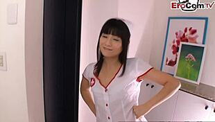 Kleine asiatische teen 18+ krankenschwester fickt mit dem patient