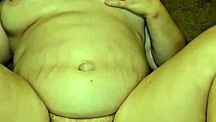 hot thick milf intriguingly displays her feet for all to see