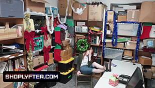 Mistænkt rødhåret Krystal Orchid taget til intens strip søgning