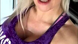 Sophie James doma sama súkromné momenty