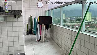 Essa empregada tem a bunda mais linda que eu ja vi ela fica provocando com esse shortinho enfiado