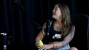 هل تفعل بعض أنواع الفتيش؟ تحب بعض الألعاب والجدل حول إذا كنت ستفعل - فلور دي داميانا في أحمر شفاف