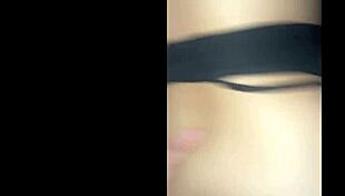 ella tiene un orgasmo y se chorrea mientras le doy de a perrito