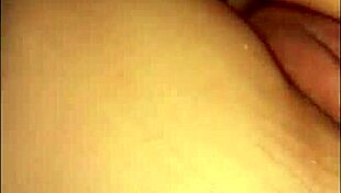 ella tiene un orgasmo y se chorrea mientras le doy de a perrito