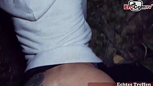 Schlanke Reife Rothaarige Deutsche Frau Beim Pov Sextreffen in Der Öffentlichkeit