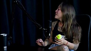 هل تفعل بعض أنواع الفتيش؟ تحب بعض الألعاب والجدل حول إذا كنت ستفعل - فلور دي داميانا في أحمر شفاف