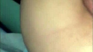 ella tiene un orgasmo y se chorrea mientras le doy de a perrito