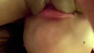 Lesbianas haciendo el amor apasionadamente con dildo en dormitorio