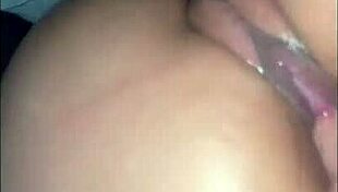 ella tiene un orgasmo y se chorrea mientras le doy de a perrito