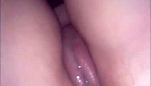 ella tiene un orgasmo y se chorrea mientras le doy de a perrito