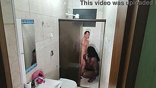 Câmera escondida flagra negona se acabando no pau do novinho