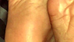 nice ebony girl shows hidden soles in candid shots 😊