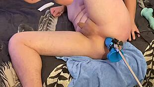 How does this teen handle the fuck machine?