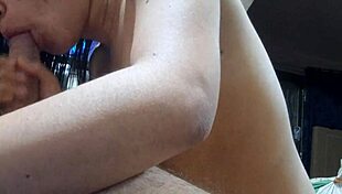 Mi inocente hijastra joven aprendiendo a mamar verga y me corro en su cara