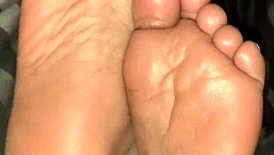 nice ebony girl shows hidden soles in candid shots 😊