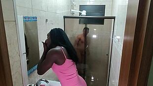 Câmera escondida flagra negona se acabando no pau do novinho