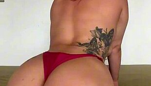 exibicao de puta falando sacanagem se masturbando com consolo plug e piscando o cuzinho