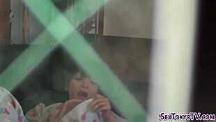 Ho asiatică își freacă pizda