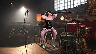 Watch me finger rockin granny carmen!