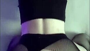 حلوة في كالسون طويل تُنك كلبي وكاوبنت